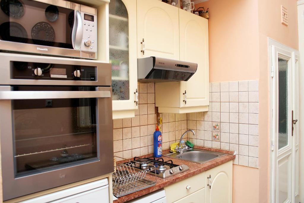 Budapest Tourist Apartments - Jozsef Koerut Bagian luar foto